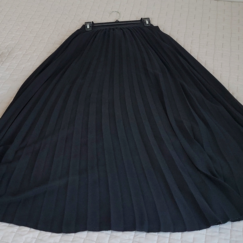 Le Lis Black Pleated Maxi Skirt, Size M